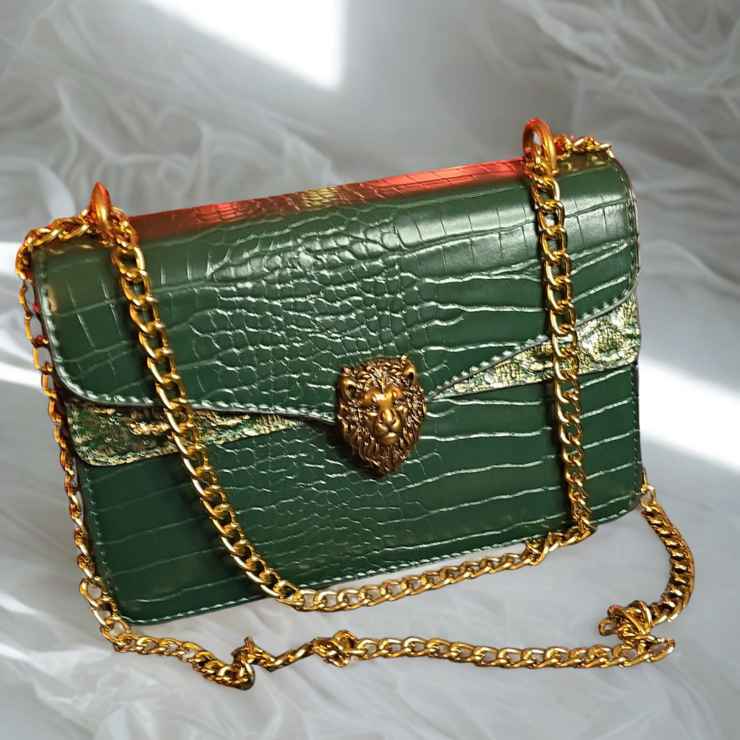 Elegant Green Croc-Pattern Purse with Lion Clasp
